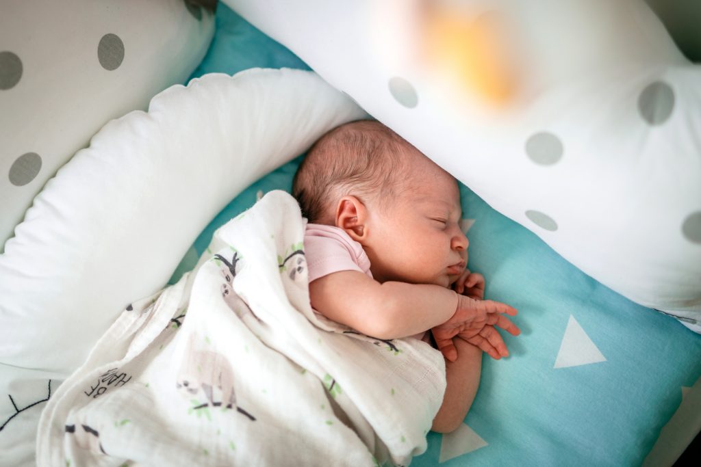 W co należy wyposażyć łóżeczko niemowlęce?